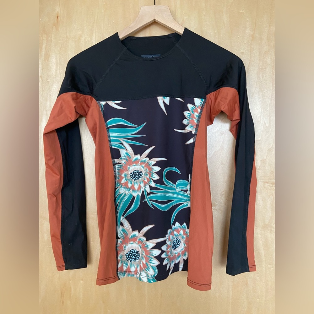 Patagonia rashguard / surf shirt size S. New without tag.